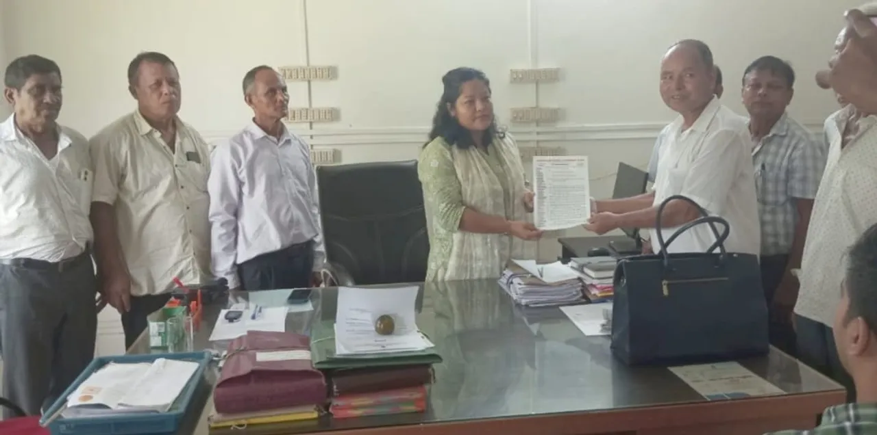 ঢকুৱাখনা সমষ্টি আৰক্ষণমুক্ত দাবী সমিতিৰ স্মাৰকপত্ৰ প্ৰদান