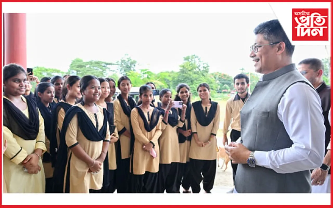 বিহালীত ছাত্ৰ-ছাত্ৰীৰে অন্তৰংগ-আলাপ মন্ত্ৰী পীযুষ হাজৰীকাৰ 
