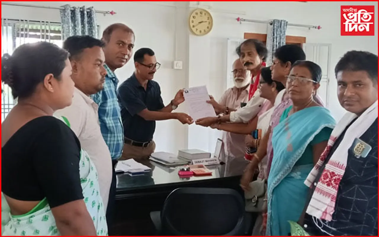 বটদ্ৰৱা শ্ৰী শ্ৰী শংকৰদেৱ মহাবিদ্যালয়ৰ 
ছাত্ৰীৰ চুৰিদাৰ পৰিধানৰ জাননী স্থগিত...