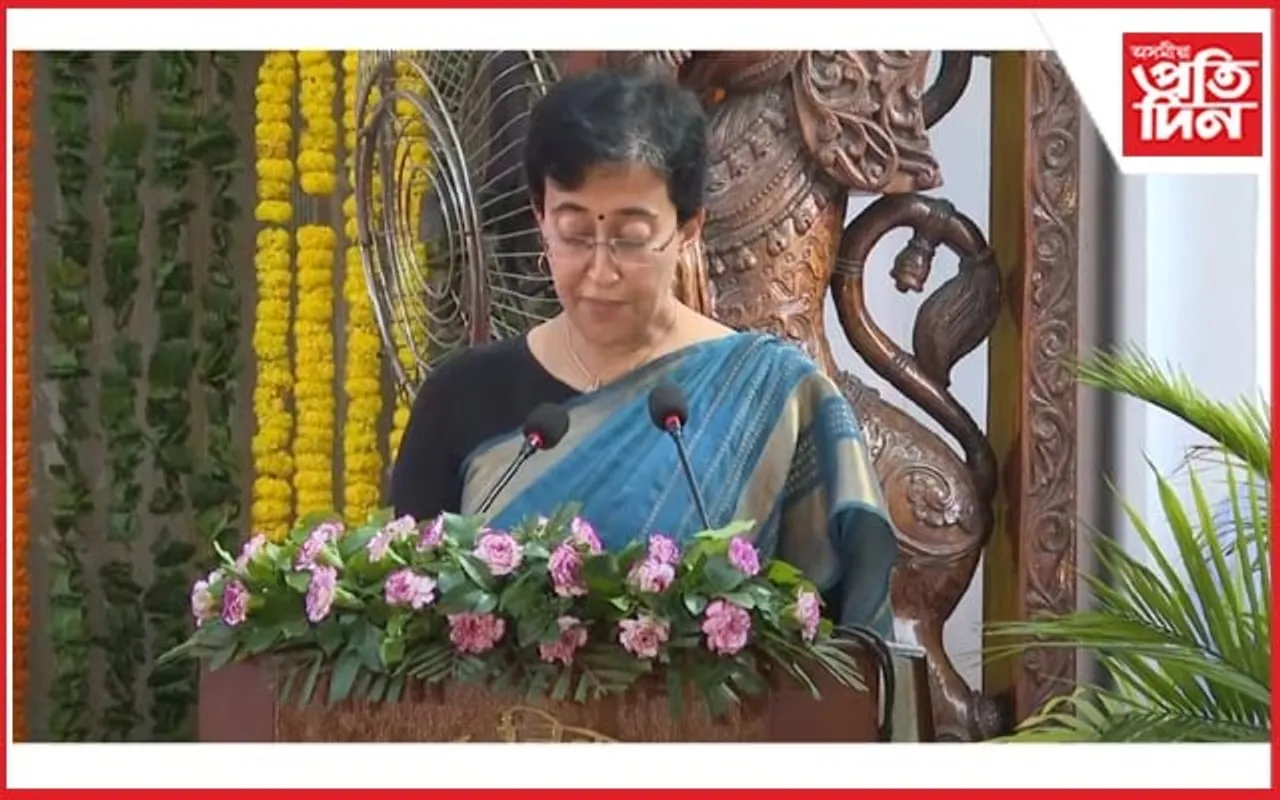 কেজৰিৱালৰ উপস্থিতিত দিল্লীৰ মুখ্যমন্ত্ৰী হিচাপে শপত ল'লে আতিশীয়ে... 