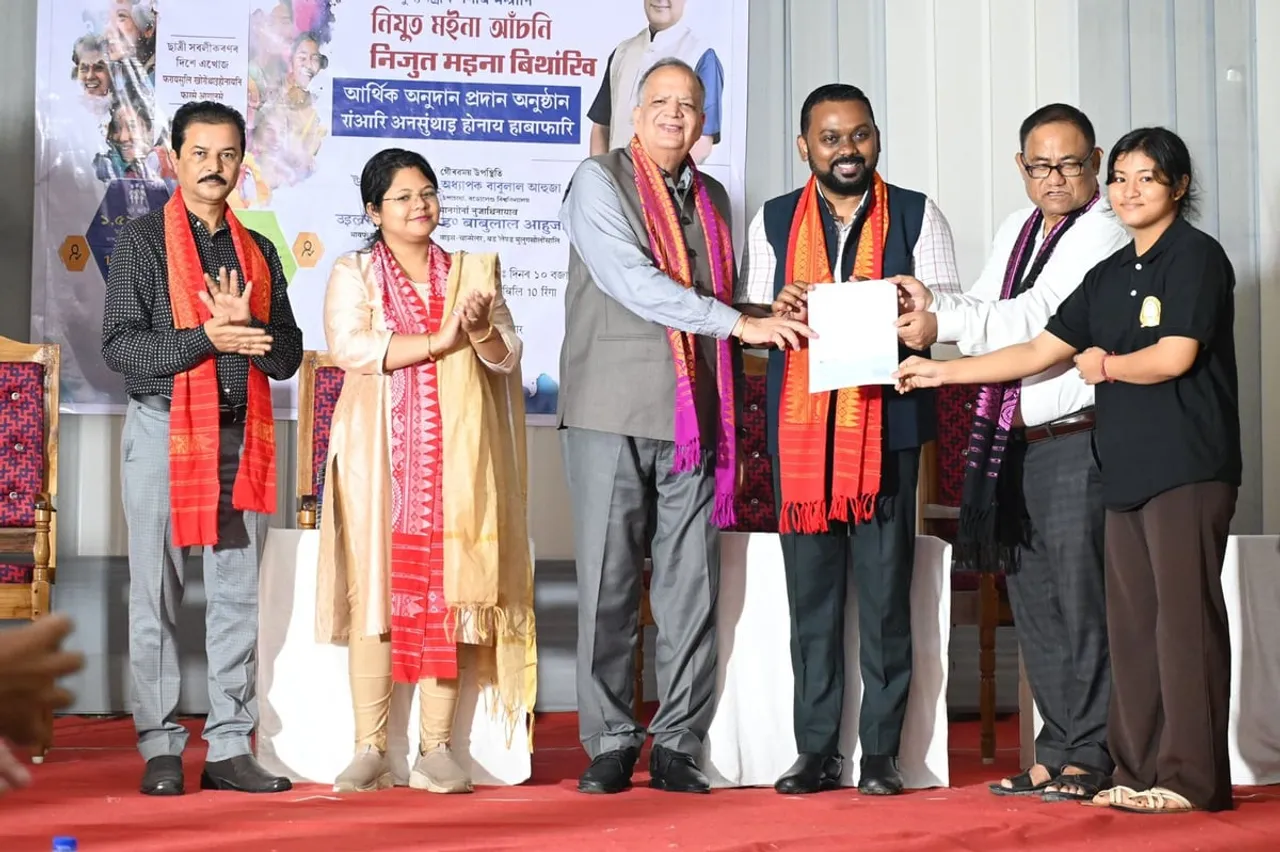 কোকৰাঝাৰত নিযুত মইনা আচঁনিৰ চেক বিতৰণ অনুষ্ঠান