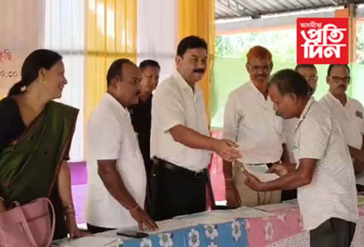 বজালীত দুৰ্গা পূজা সমিতিৰ মাজত চেক বিতৰণ মন্ত্ৰী ৰণজিৎ কুমাৰ দাসৰ 