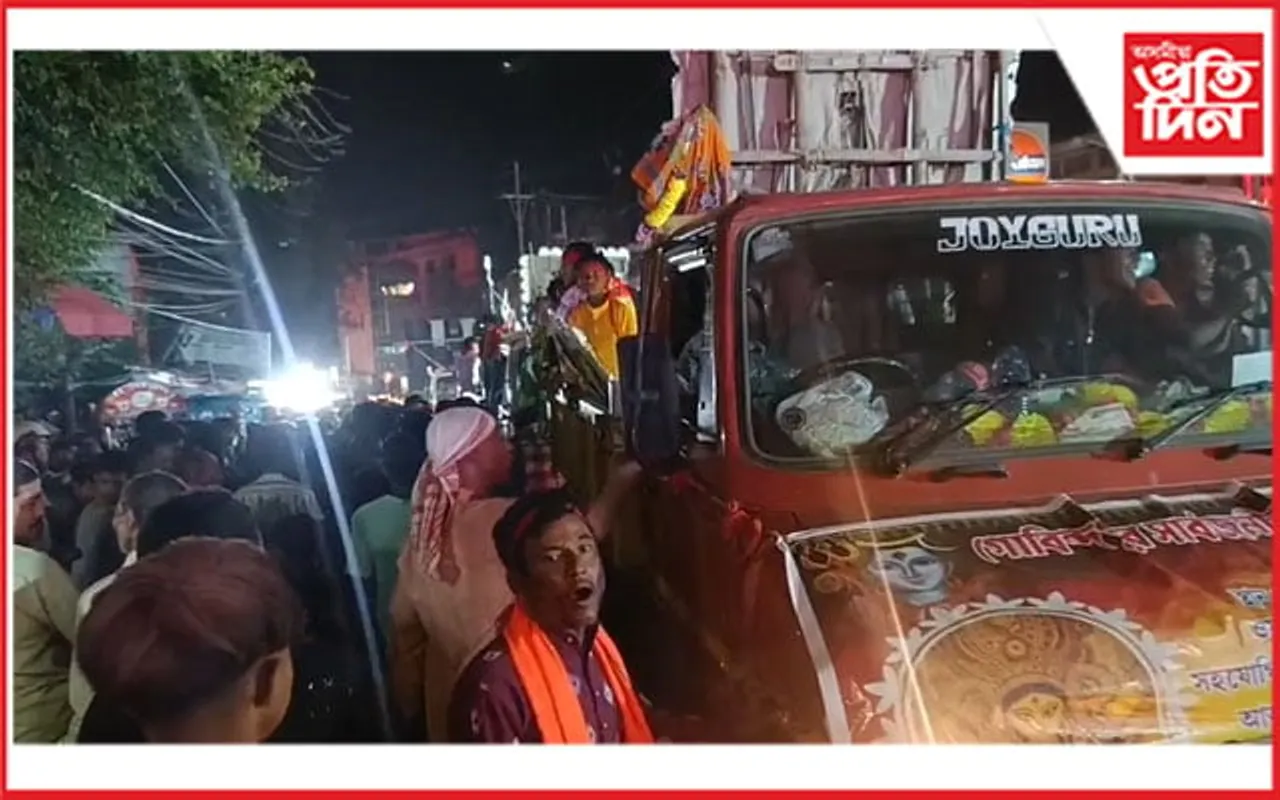 লোকে লোকাৰণ্য শিলচৰৰ ৰাজপথঃ এতিয়াও অন্ত পৰা নাই দেৱী বিসৰ্জন প্ৰক্ৰিয়া...