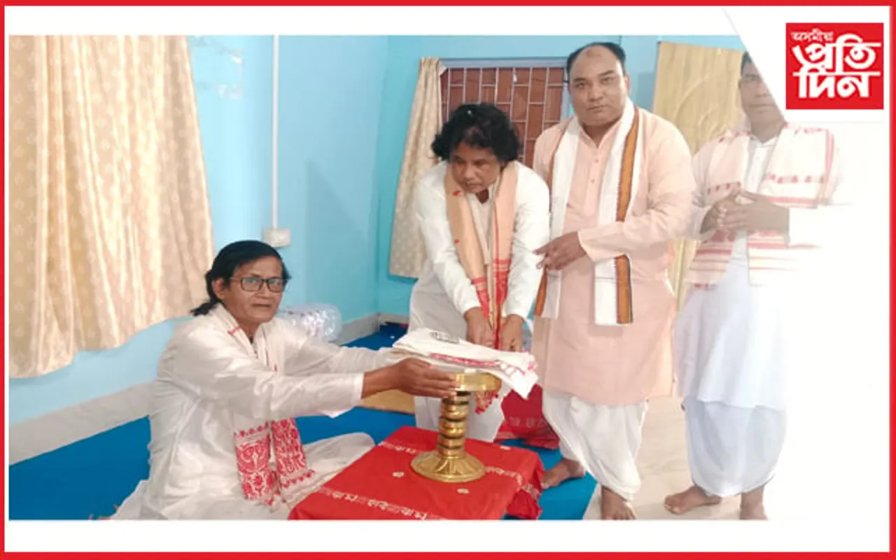 বৰপেটা সত্ৰৰ বুঢ়া সত্ৰীয়াক মধুপুৰ সত্ৰৰ সম্বৰ্ধনা