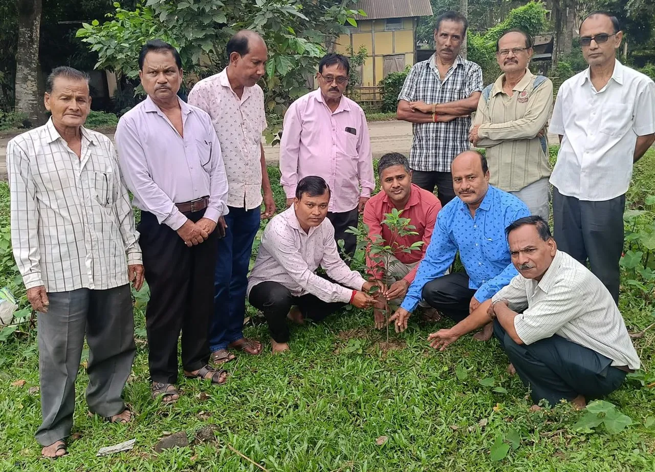 দেৱালী উপলক্ষে মিৰ্জাত গছপুলি ৰোপণ 