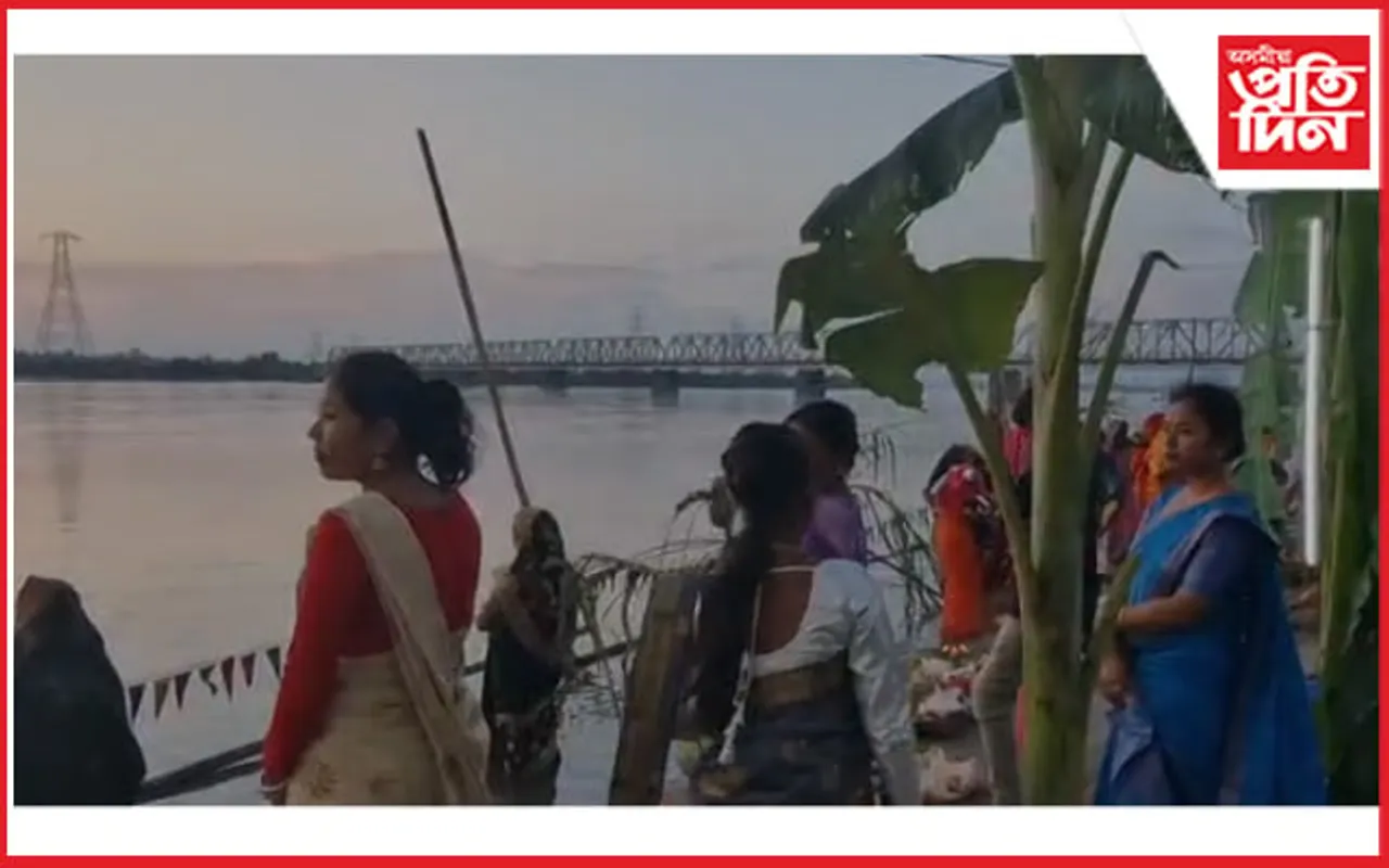 মানকাচৰৰ মেলা ঘাটত ষট্ পূজা : সূৰ্য দেৱতাক প্ৰণাম জনাই বিশ্ব শান্তিৰ পূজা- অৰ্চনা
