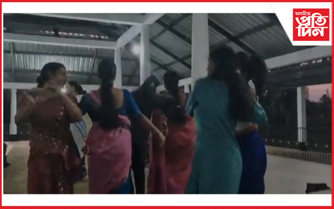 জামুগুৰিহাটত এইবাৰ মহিলাৰ দ্বাৰা উদযাপিত হ’ব সাৰ্ব্বজনীন ৰাস মহোৎসৱ : আখৰাত ব্যস্ত যুৱতী- মহিলা