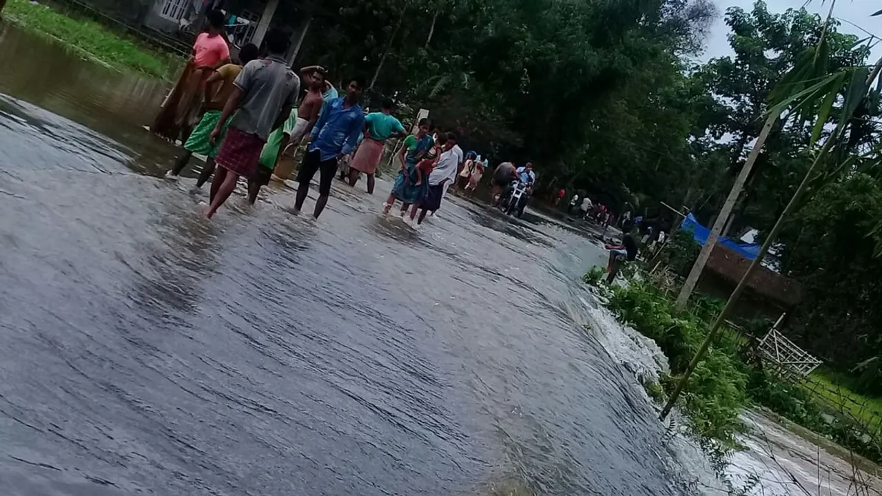 উজনিত বানৰ তাণ্ডৱ ৰূপ, ৩৭ নং ৰাষ্ট্ৰীয় ঘাইপথেৰে বন্ধ যাতায়ত