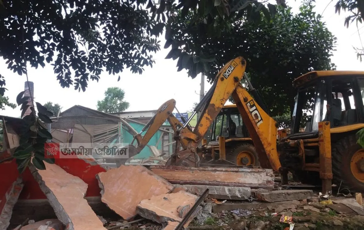 যোৰাবাটত তৃতীয় দিনাও অব্যাহত প্ৰশাসনৰ উচ্ছেদ অভিযান