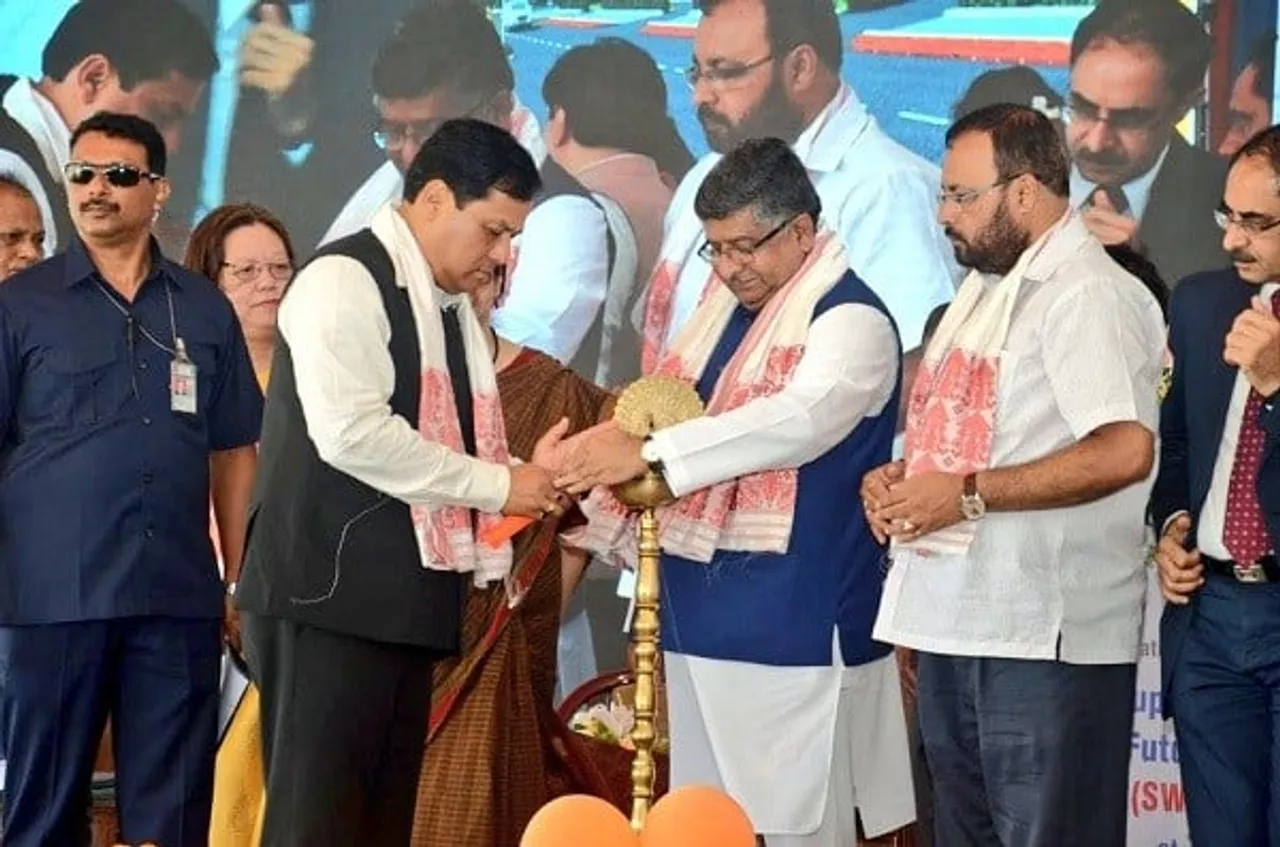 জিভা পিচলিল মুখ্যমন্ত্ৰীৰঃ মন্ত্ৰী ৰবিশংকৰ হ’লগৈ পণ্ডিত ৰবিশংকৰ