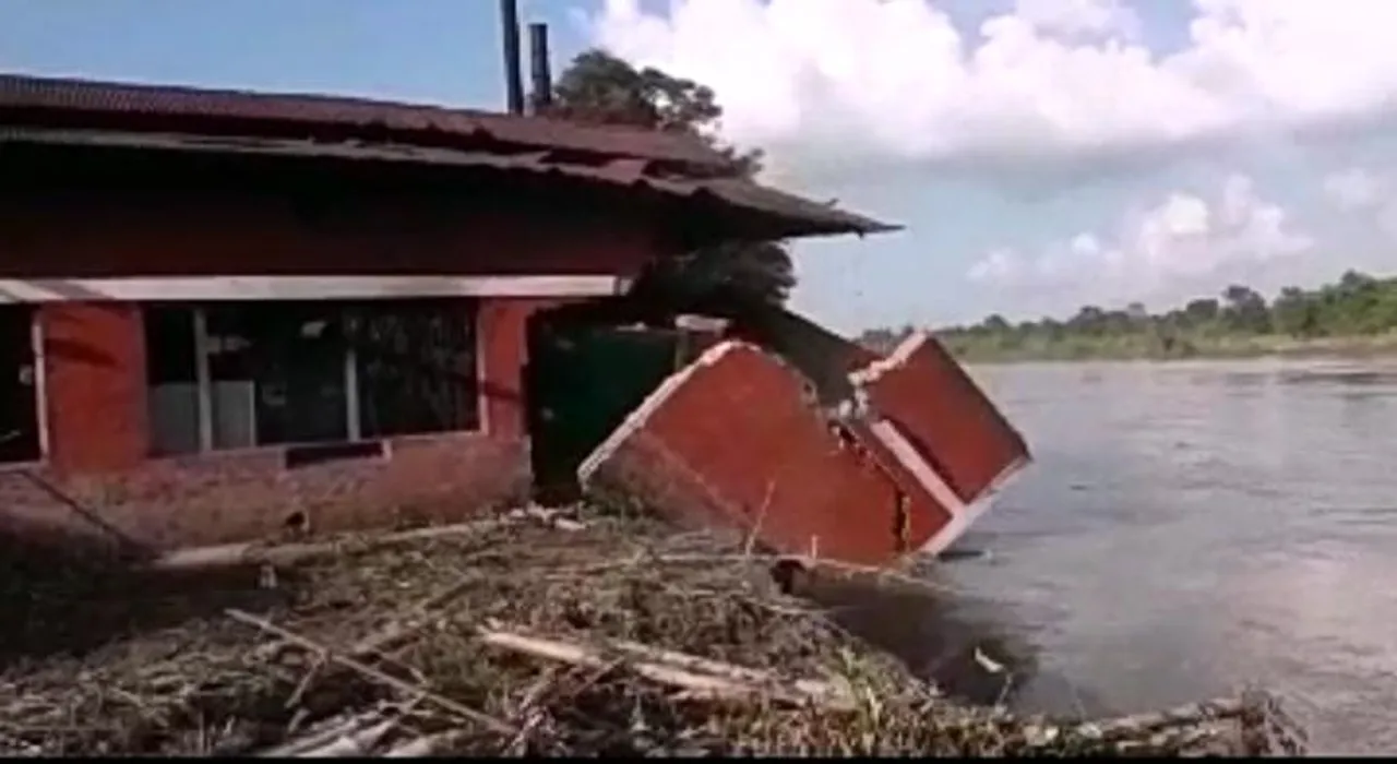 ধনশিৰিৰ খহনীয়াত জাহ গ’ল কলঘৰ, শংকিত মৰঙিবাসী