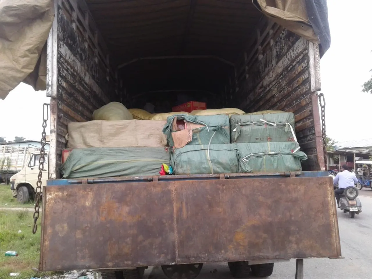 বৰঘাট আৰক্ষীৰ জালত অবৈধ সামগ্ৰী কঢ়িয়াই অনা ট্ৰাক