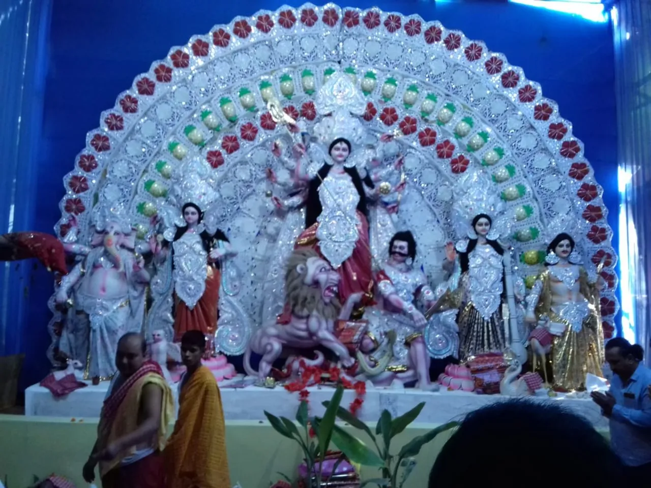 অষ্টমীৰ দিনা পূব শিলপুখুৰীৰ সাৰ্বজনীন দুৰ্গা পূজা মণ্ডপত ভক্তৰ ভিৰ