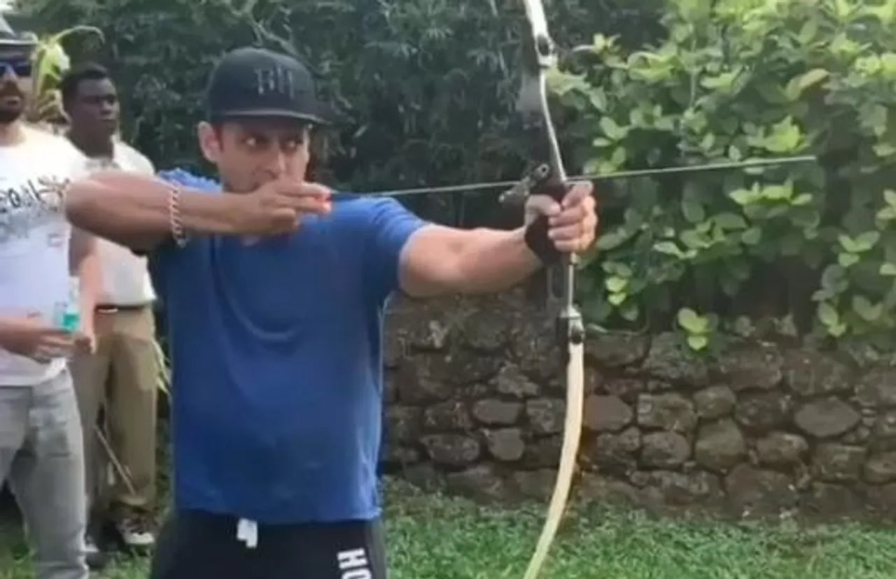 হাতত ধনু লৈ কাক লক্ষ্য কৰি চলমানে এৰিলে কাঁড়, চাওক VIDEO