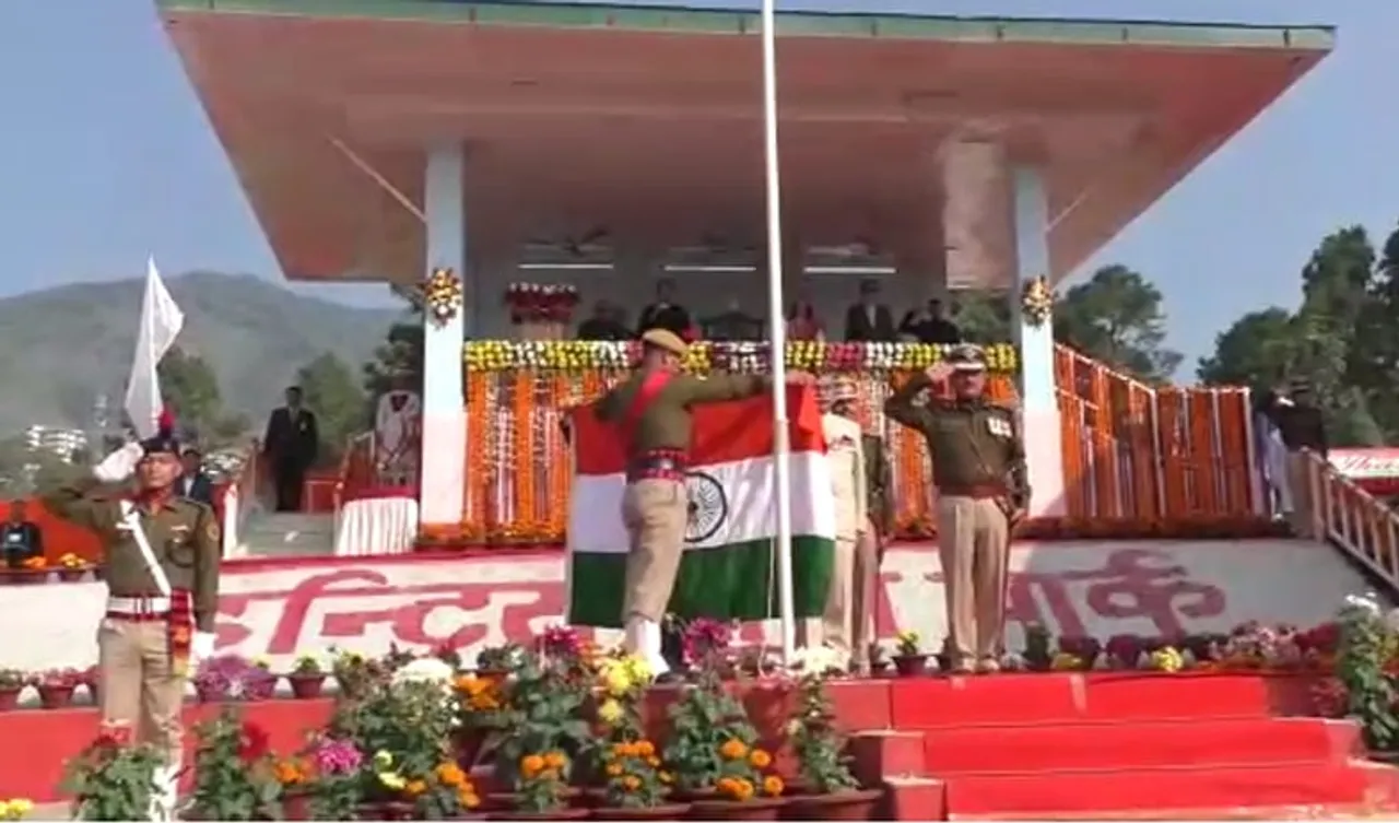 ইটানগৰত ৰাজ্যপালে পতাকা উত্তোলন কৰোতেই কেনেকৈ সৰি পৰিছিল, চাওক VIDEO