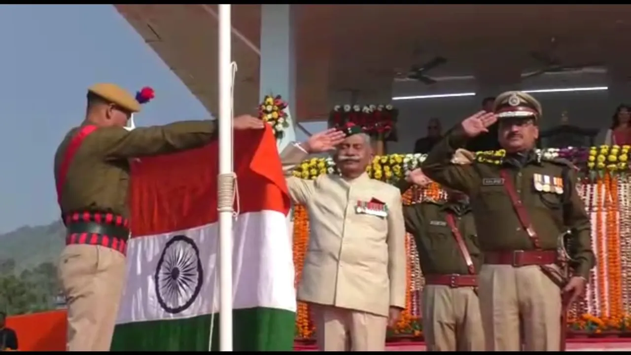 ইটানগৰৰ গণৰাজ্য দিৱসত অঘটন, সৰি পৰা পতাকাকে আৰক্ষীৰ জোৱানৰ হাতত তুলি অভিবাদন জনালে ৰাজ্যপালে