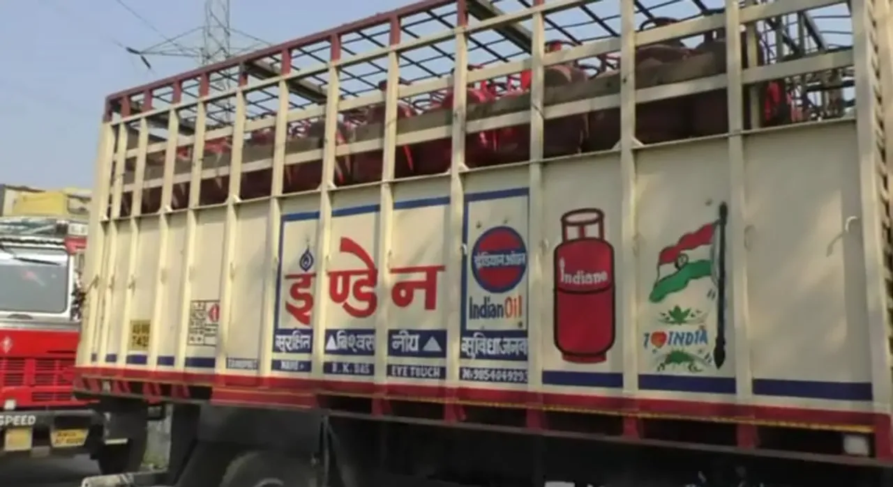 উত্তৰ পূব পেকড এল পি জি ট্ৰেন্সপ’ৰ্টাৰ এছ’চিয়েশ্বনৰ ধৰ্মঘটঃ আবদ্ধ ৰন্ধন গেছ কঢ়িওৱা বাহন…