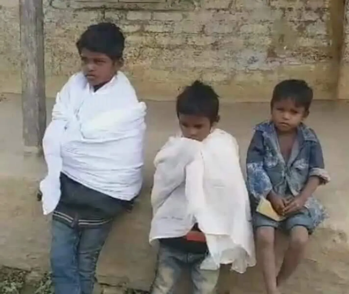 গাত বগা কাপোৰ মেৰিয়াই পিৰালিতে বাট চাইছে-‘আই পিতাই আহিব কামৰ পৰা উভতি’