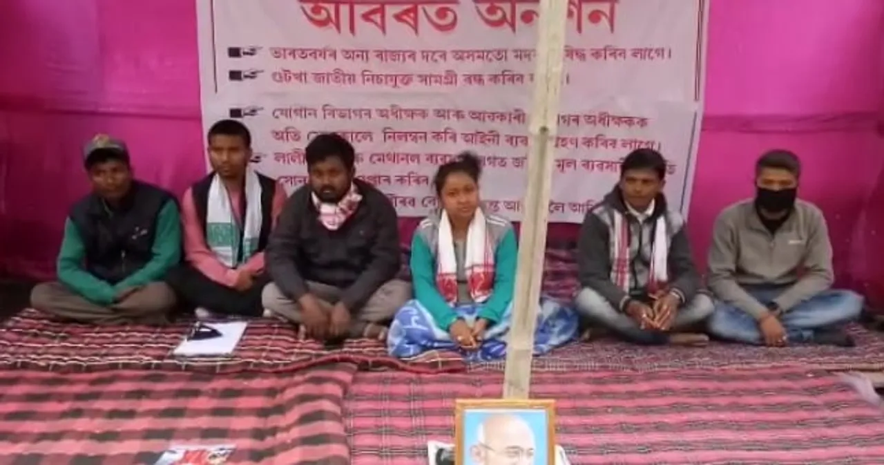‘চুলাই নিষিদ্ধ কৰি ৰক্ষা কৰক নিৰীহক’, গোলাঘাটত অবিৰত অনশন, চাওক VIDEO