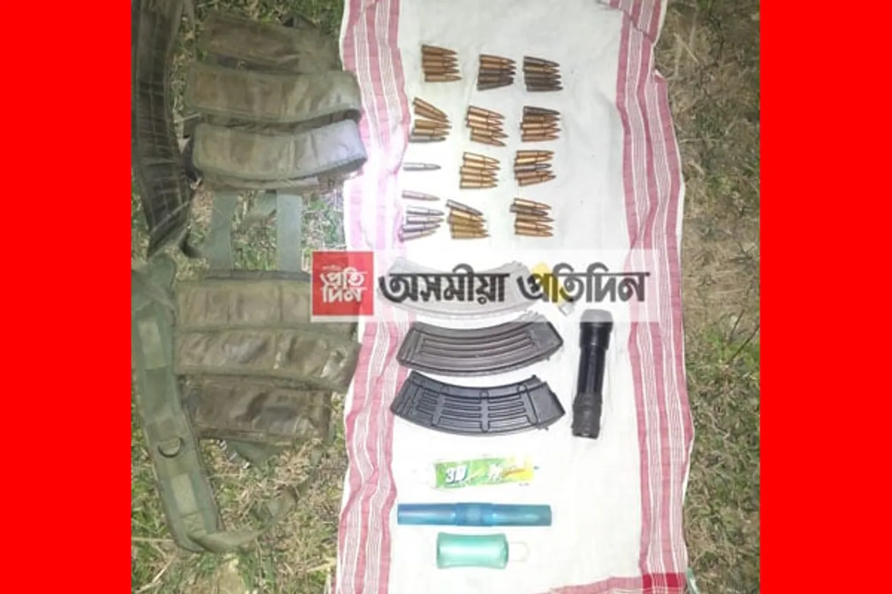 পেঙেৰীৰ পথাৰত দুটা মেগজিনসহ ৬১ জাঁই সজীৱ গুলী উদ্ধাৰ…