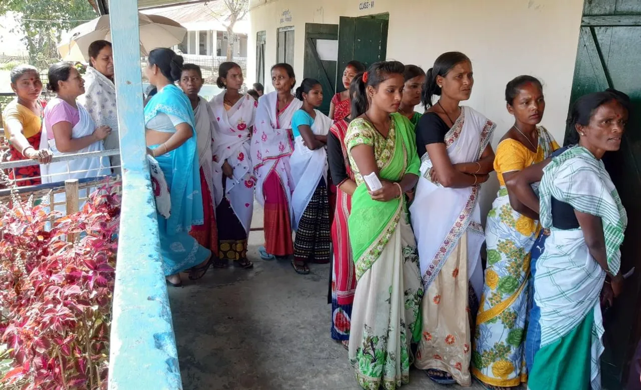 সপৰিয়ালে আহি ভোটদান কৰিলে যোৰহাট লোকসভা সমষ্টিৰ প্ৰাৰ্থী তপন কুমাৰ গগৈয়ে…