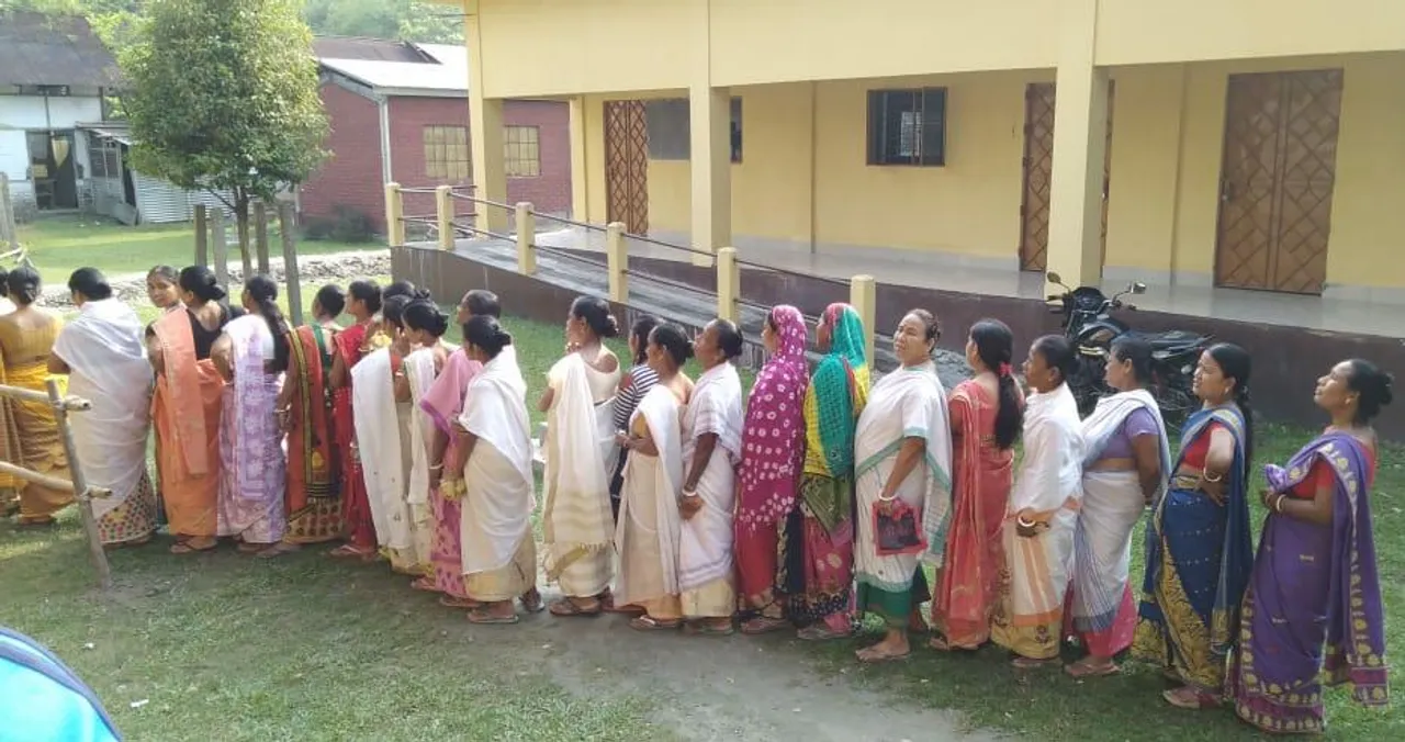 অভয়াপুৰীত ভোটকেন্দ্ৰত পুৱাৰ পৰাই ভোটাৰৰ লানি-নিছিগা ভিৰ…