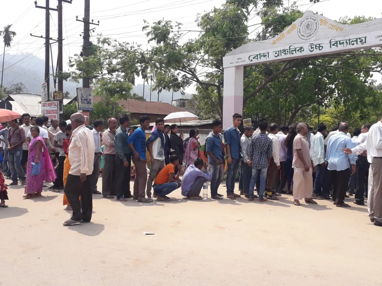 বোন্দা আঞ্চলিক উচ্চ বিদ্যালয়ৰ ভোটগ্ৰহণ কেন্দ্ৰত ভোটাৰৰ ব্যাপক উৎসাহ…