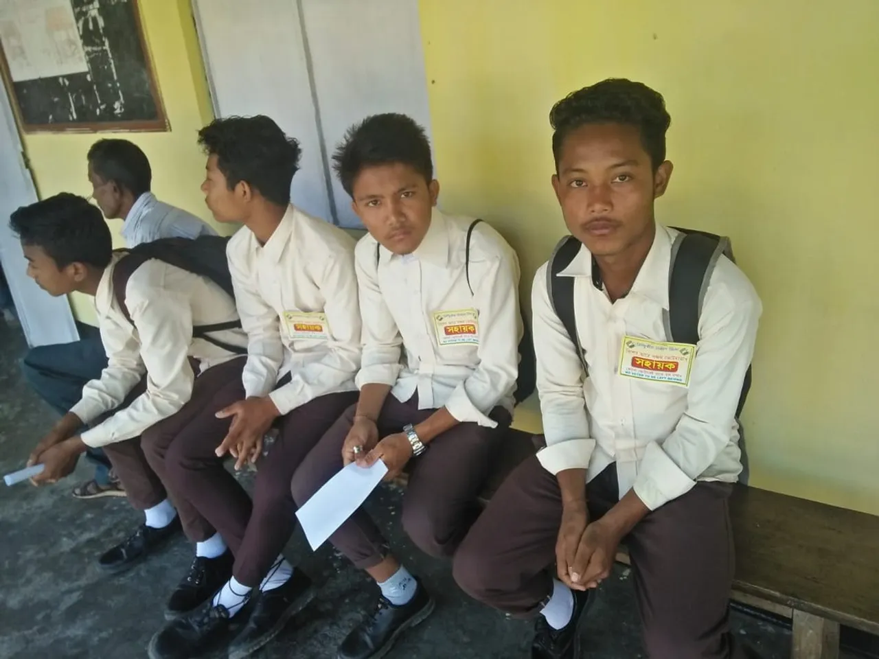 তিনিচুকীয়াৰ ফিল’বাৰীত একাংশ ভোট কেন্দ্ৰত সহায়ক হিচাপে ছাত্ৰ-ছাত্ৰীক নিয়োগ, সৃষ্টি হৈছে তীব্ৰ প্ৰতিক্ৰিয়াৰ