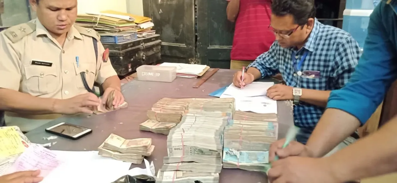 ধুবুৰীত পুনৰ জব্দ ১১ লাখ ৮০ হাজাৰ টকা