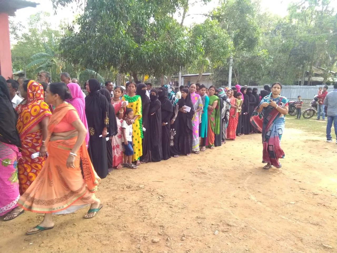 দ্বিতীয় পৰ্যায়ৰ নিৰ্বাচন, পুৱাৰে পৰা ৰাজ্যৰ বহু ভোটকেন্দ্ৰত দীঘলীয়া শাৰী