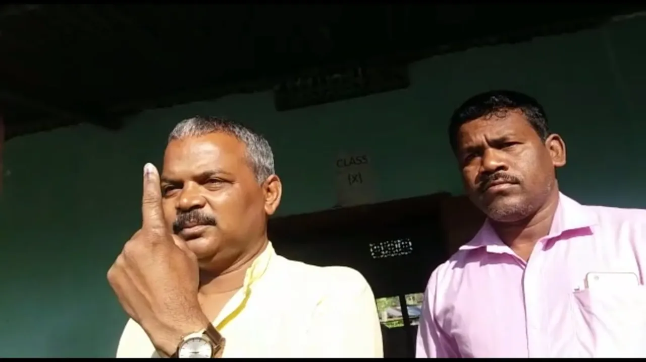 খুমটাইত বিধায়ক মৃণাল শইকীয়াৰ ভোটদান..VIDEO