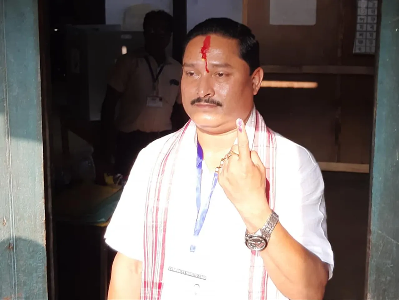 ভোটদান কৰিলে মঙলদৈ লোকসভা সমষ্টিৰ বিজেপি প্ৰাৰ্থী দিলীপ শইকীয়াই…