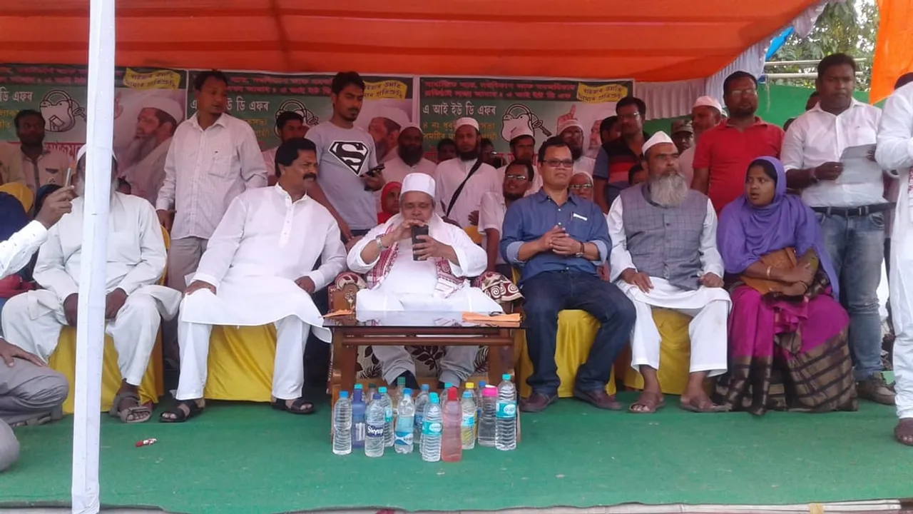 ধুবুৰীত একেদিনাই তিনিখনকৈ নিৰ্বাচনী সভা আজমলৰ, হিমন্তক পাগল আখ্যা