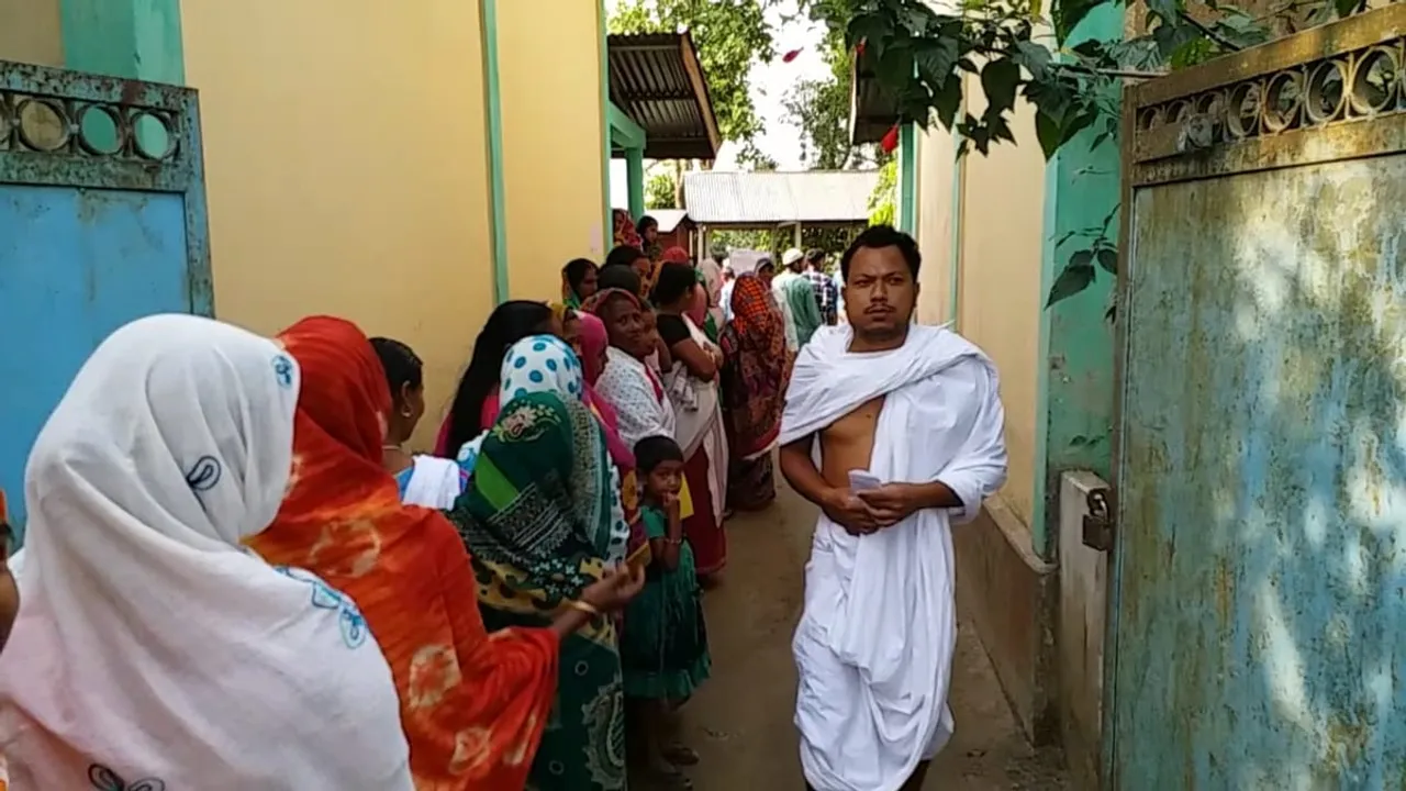 মাতৃৰ বিয়োগৰ বাবে ব্ৰতত থাকিও ভোটলৈ আহিল চুৰীয়া চেলেং পৰিহিত ভোটাৰ