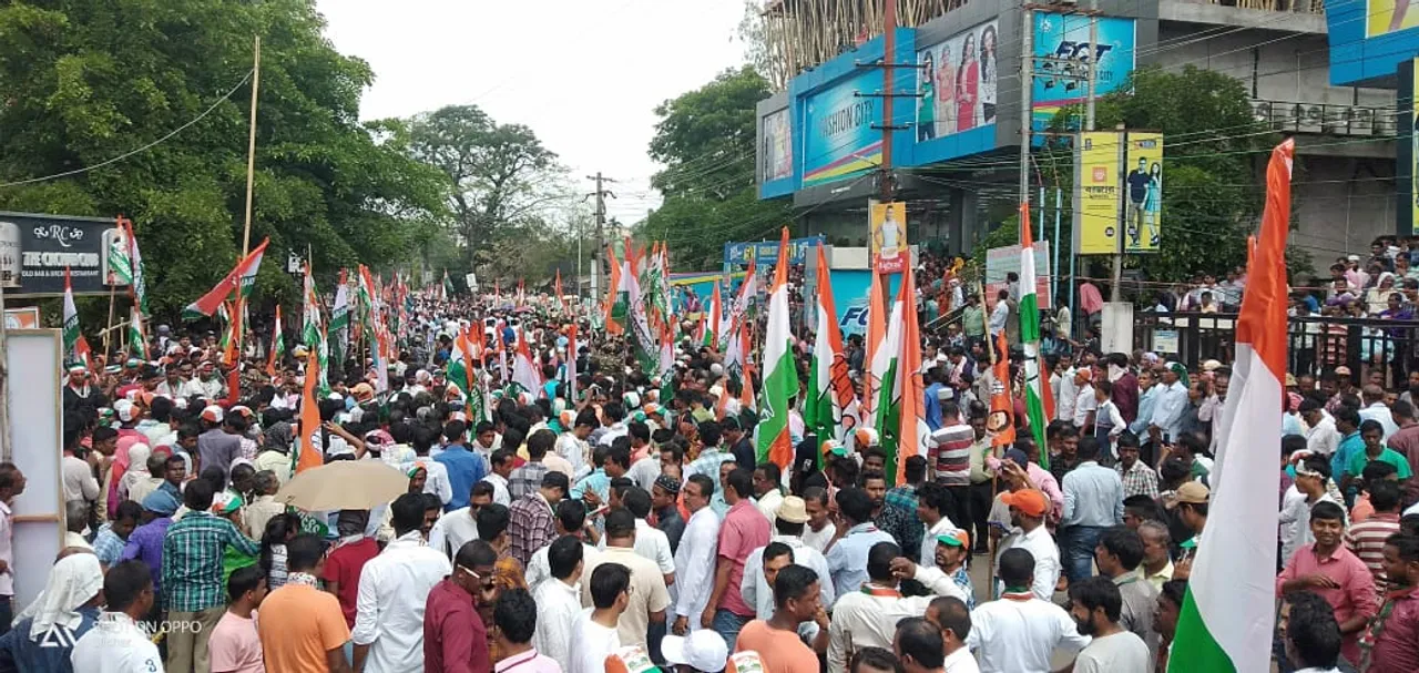 প্ৰিয়ংকা গান্ধী অহাৰ প্ৰাক মুহুৰ্তত শিলচৰৰ ক্লাৱ ৰোডত কংগ্ৰেছ সমৰ্থকৰ ভীৰ…