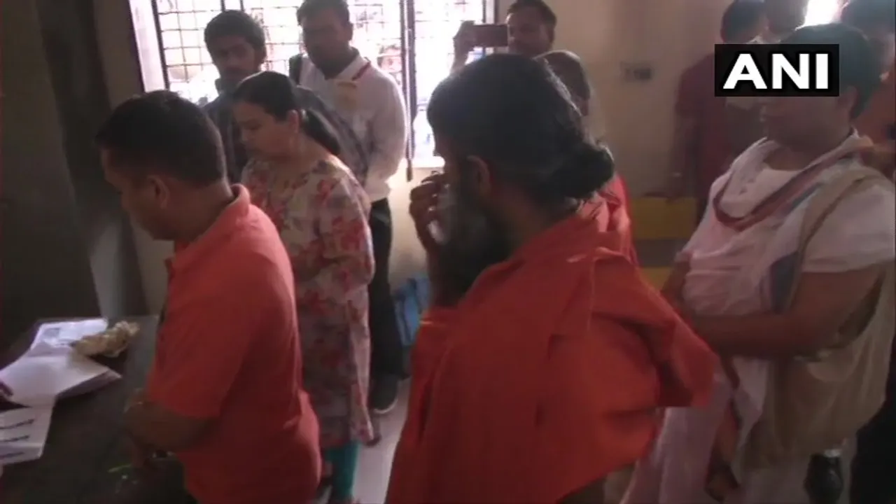 উত্তৰাখণ্ডত যোগ গুৰু ৰামদেৱৰ ভোটদান