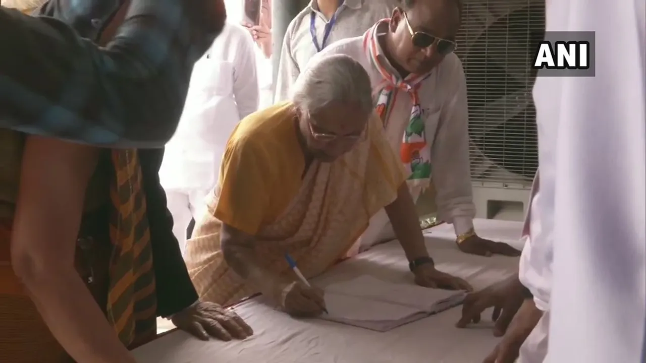 দিল্লীৰ দুই কংগ্ৰেছ প্ৰাৰ্থী শীলা দীক্ষিত আৰু অজয় মাকেণৰ মনোনয়ন পত্ৰ দাখিল