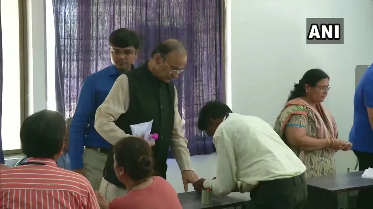 কেন্দ্ৰীয় বিত্তমন্ত্ৰী তথা বিজেপি নেতা অৰুণ জেটলীৰ ভোটদান