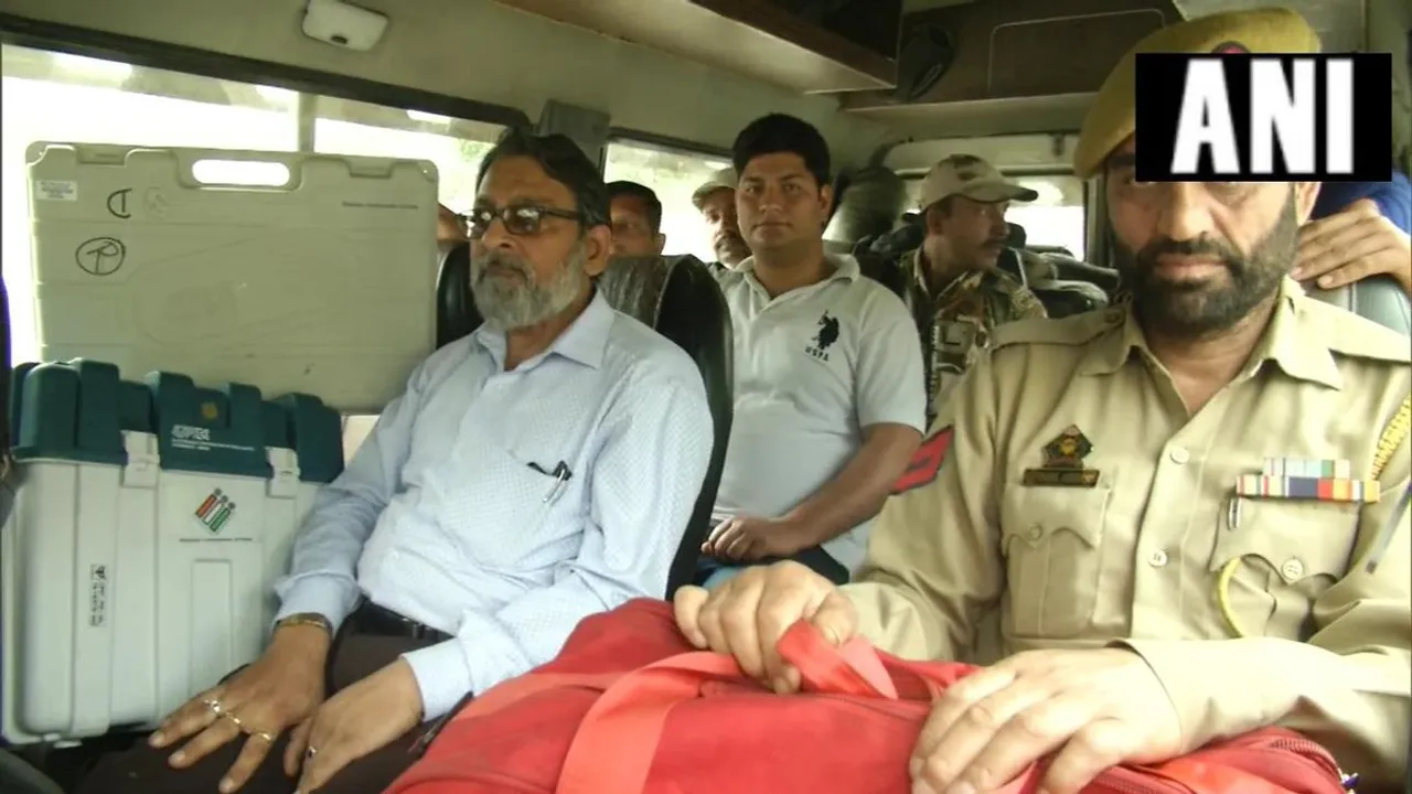 শ্ৰীনগৰ আৰু উধামপুৰ সমষ্টিৰ ভোটগ্ৰহণ কেন্দ্ৰলৈ ৰাওনা নিৰ্বাচনী বিষয়া-কৰ্মচাৰী