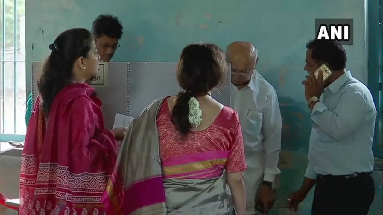 পুৱাই ভোটগ্ৰহণ কেন্দ্ৰত নেতাৰ ভিৰ…