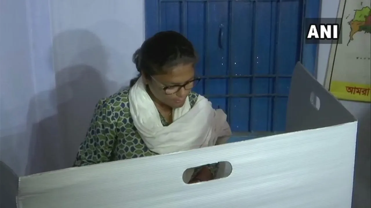 পুৱাই শিলচৰত মাতৃ-ভগ্নীৰ সৈতে গৈ ভোটাধিকাৰ সাব্যস্ত কংগ্ৰেছ প্ৰাৰ্থী সুস্মিতা দেৱৰ