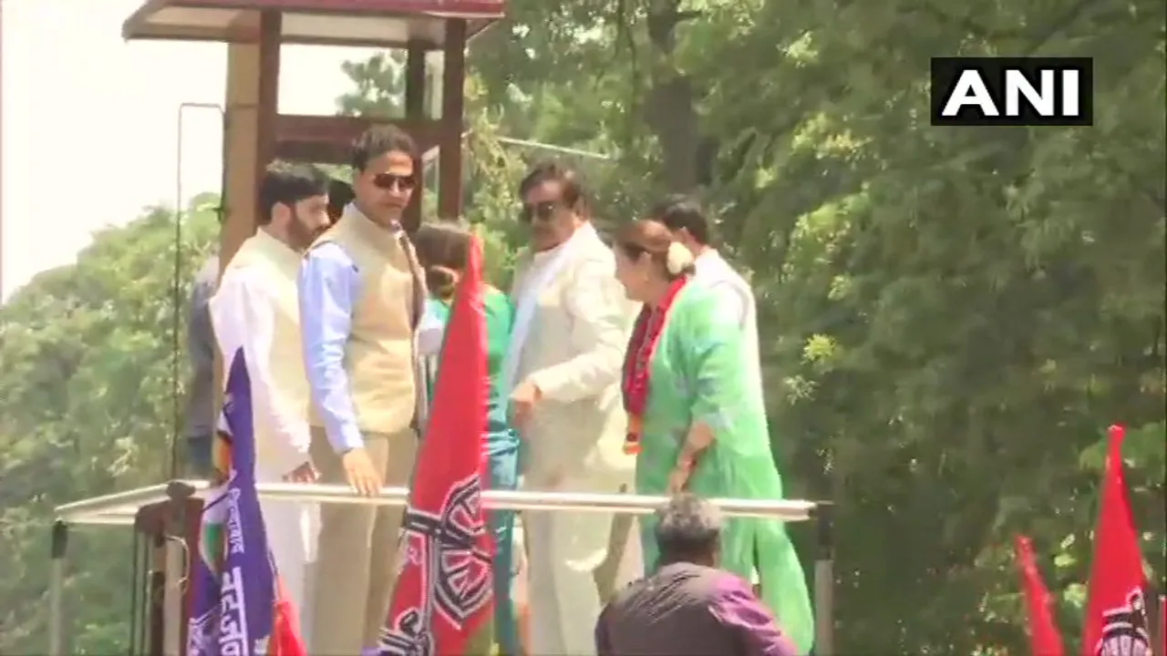 লক্ষ্ণৌ সংসদীয় সমষ্টিৰ এছপি-বিএছপি-আৰএলডি মিত্ৰজোঁটৰ প্ৰাৰ্থী পুনম সিনহাৰ মনোনয়ন পত্ৰ দাখিল