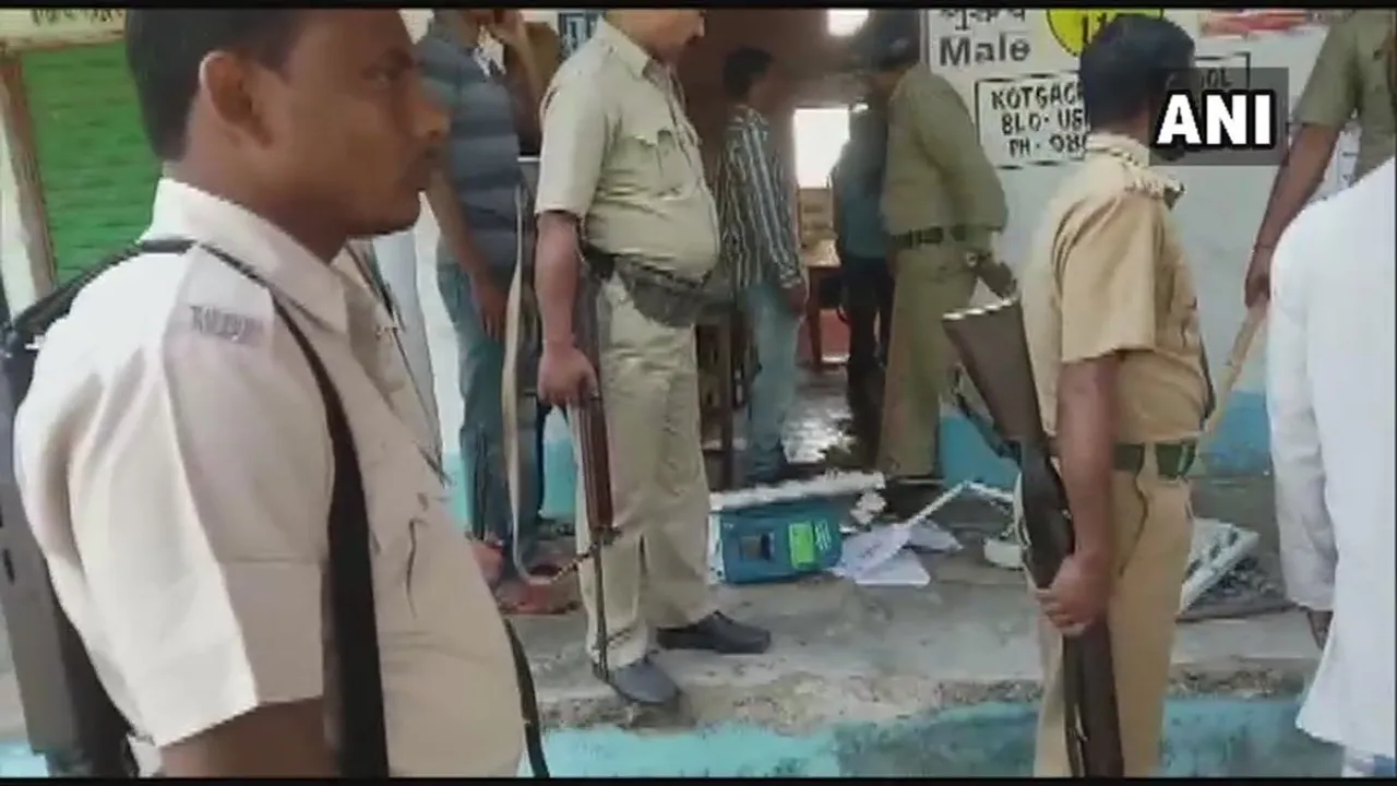 তৃণমূল কংগ্ৰেছ-বিজেপিৰ সংঘাত, ভাগি লণ্ড ভণ্ড ইভিএম…