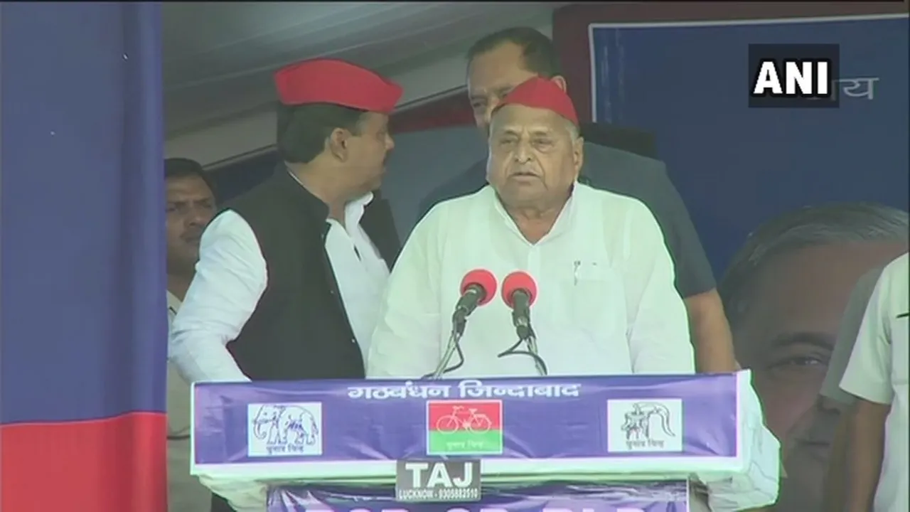 একেখন মঞ্চত মায়াৱতী, মুলায়েম, অখিলেশ…