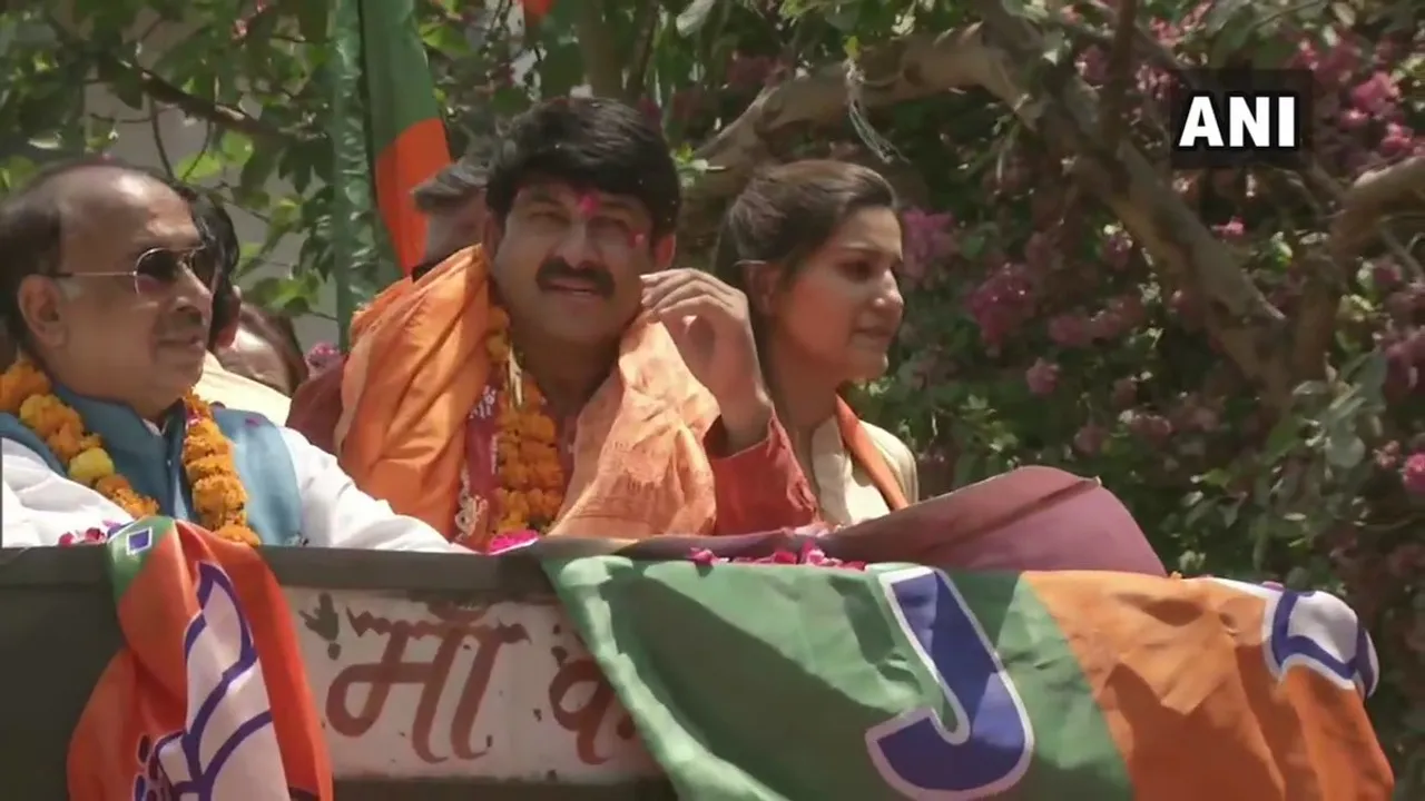 ডান্সাৰ স্বপ্নাক লগত লৈ বিজেপি প্ৰাৰ্থী মনোজ তিৱাৰীৰ ৰোড শ্ব’