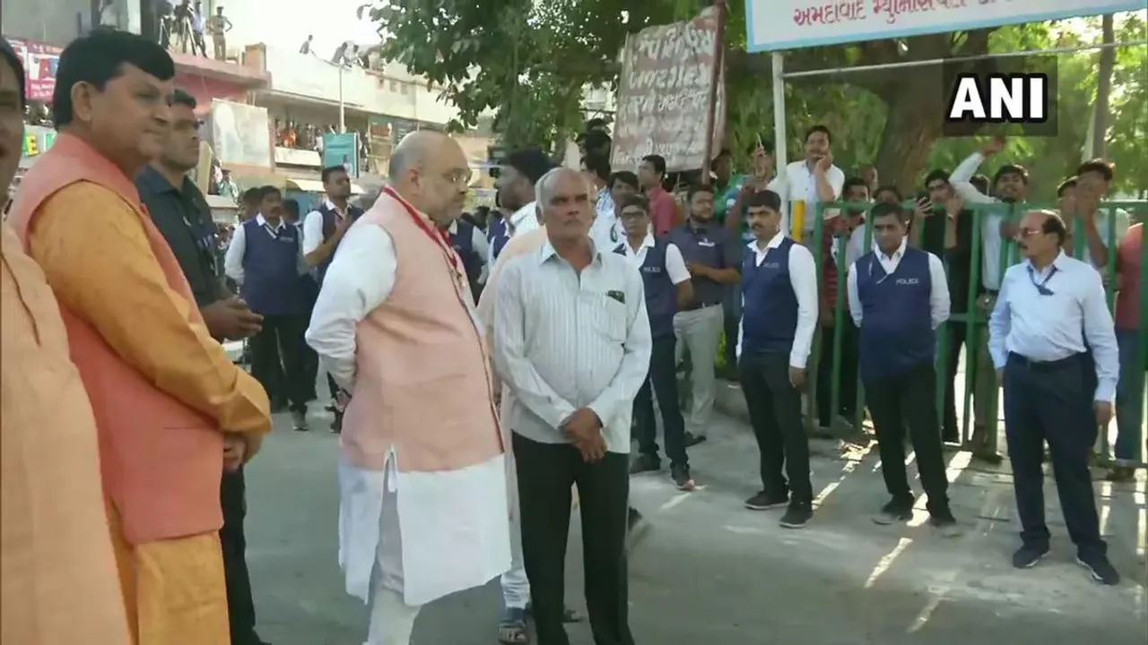 গান্ধীনগৰত উপস্থিত বিজেপি প্ৰাৰ্থী অমিত শ্বাহ…