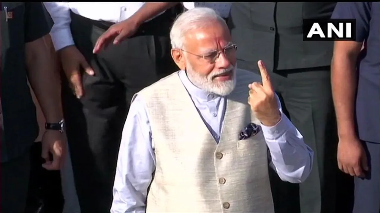 আহমেদাবাদত পুৱাই প্রধানমন্ত্ৰী মোডীৰ ভোটদান…