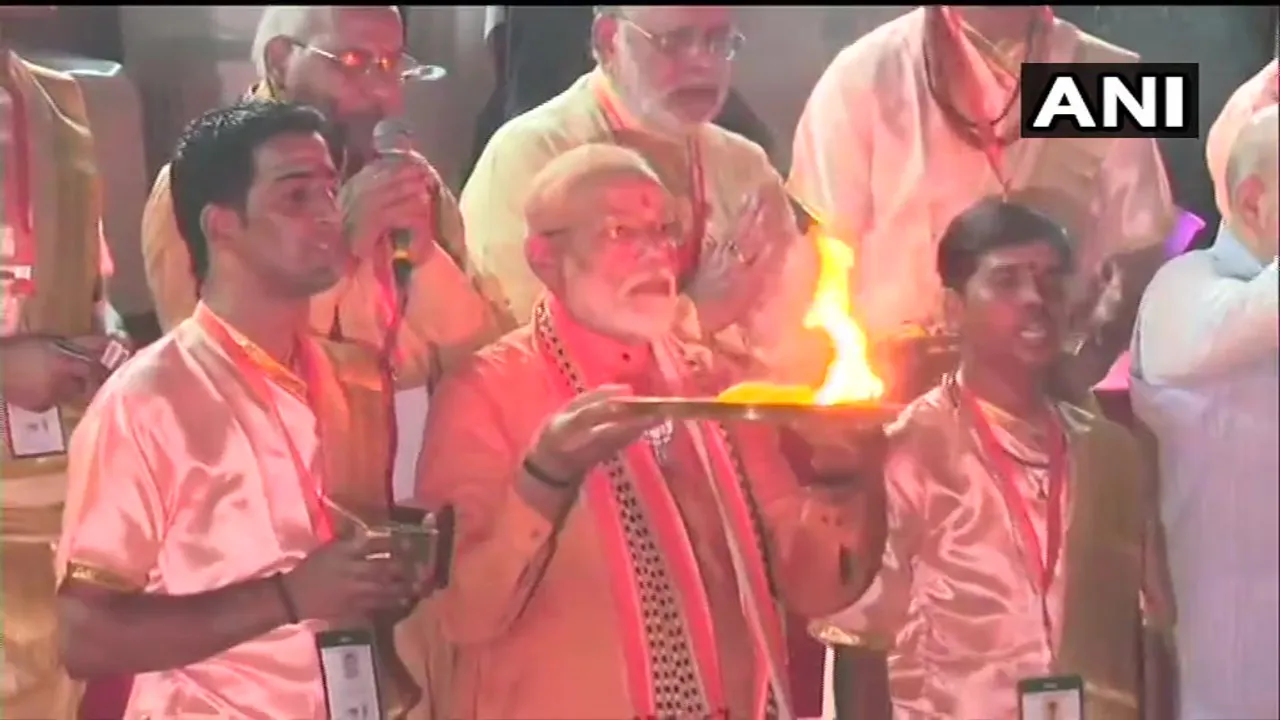বাৰানসীৰ দশশ্বমেধ ঘাটত প্ৰধানমন্ত্ৰী নৰেন্দ্ৰ মোডীৰ পূজা অৰ্চনা