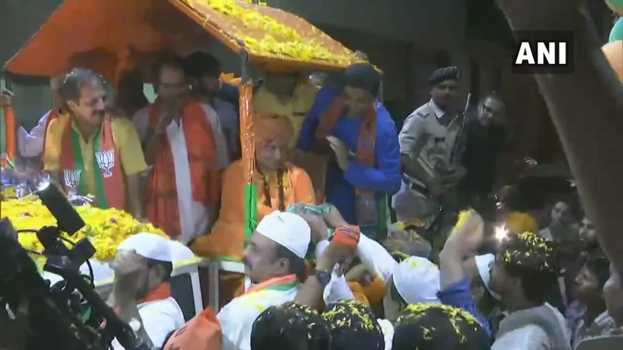 মধ্যপ্ৰদেশৰ ভূপালত বিজেপি প্ৰাৰ্থী সাধ্বী প্ৰজ্ঞাৰ ৰোড শ্ব’