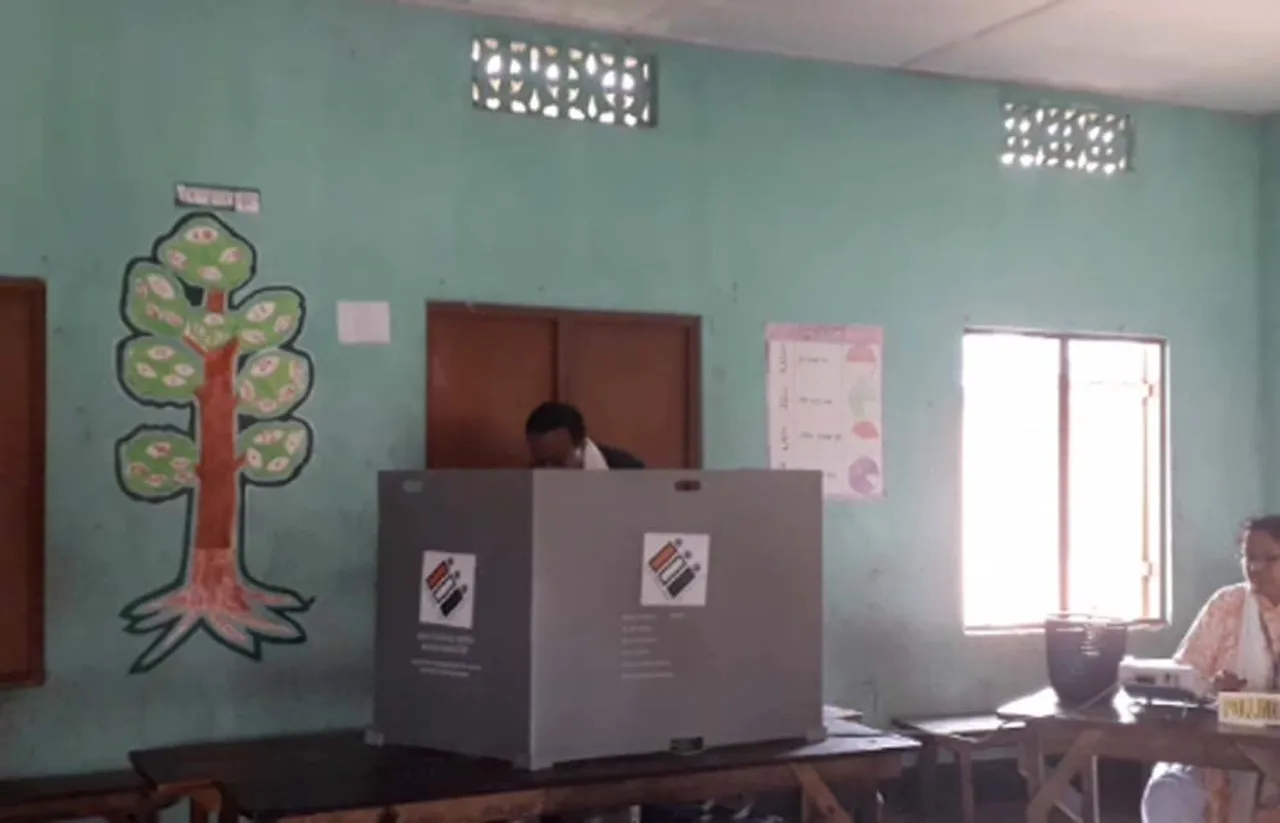 প্ৰাক্তন মন্ত্ৰী কমলা কলিতাই ভোটদানৰ অন্তত ভোটাৰ ৰাইজৰ উচাহ দেখি প্ৰকাশ কৰিলে আনন্দ, VIDEO